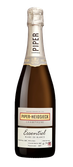 Die Flasche des Piper-Heidsieck Essentiel Blanc de Blancs Champagners zeigt ein klassisches Etikett und eine glänzende Oberfläche.