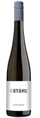 Eine elegante Flasche Scheurebe mit einem schlichten, modernen Etikett und einem blauen Korken, die im Licht glänzt.