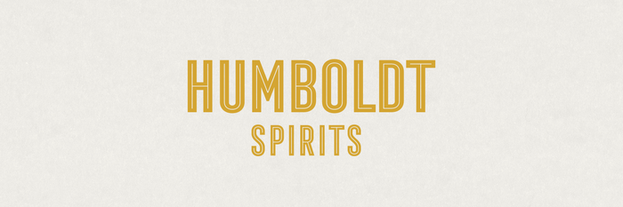 Der Schriftzug 'HUMBOLDT SPIRITS' in kräftigem Gelb auf einem hellen, strukturierten Hintergrund vermittelt ein modernes Design.