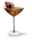 Ein eleganter Cocktail in einem hohen Glas, garniert mit einer Kirsche und einer Scheibe Salami auf dem Rand.