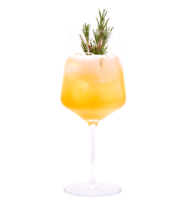 Goldgelber, perlender Drink mit Eiswürfeln, feiner Schaumkrone und mehreren Rosmarinzweigen als Garnitur in einem hohen Stielglas vor weißem Hintergrund.