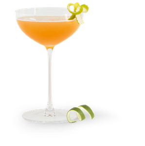 Ein elegantes Cocktailglas mit einem orangefarbenen Getränk und einer grünen Limettenschale als Garnierung.