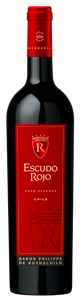 Eine elegante Flasche Rotwein mit rotem Etikett und goldener Schrift, die den Namen 'Escudo Rojo' trägt.