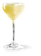 Ein elegantes Cocktailglas mit einem gelben Getränk, das einen Zuckerrand hat, steht auf einer dunklen Oberfläche.