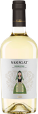 Eine Flasche Saragat Vermentino mit einem kunstvollen Etikett, das eine traditionell gekleidete Frau zeigt, steht im Fokus.