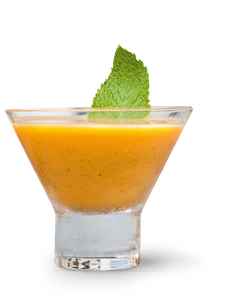 Ein erfrischender Cocktail in einem eleganten Glas, gefüllt mit einer leuchtend orangefarbenen Flüssigkeit und garniert mit einem Minzblatt.