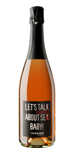 Eine Flasche Pinot Rosé mit einem auffälligen Etikett, das den Slogan 'Let's talk about sex, baby!' trägt.