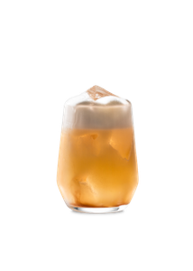 Ein elegantes Glas mit einem goldenen Getränk, das mit Eis gefüllt ist und eine schaumige Oberseite hat.