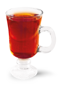 Ein Glas mit dampfendem Tee, das eine Orangenscheibe enthält, steht auf einem Untersetzer und lädt zum Genießen ein.