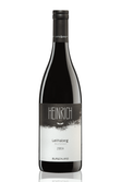 Eine elegante Flasche Rotwein mit schwarzem Etikett, die den Jahrgang 2019 und die Rebsorte Blaufränkisch zeigt.