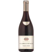 Ein hochwertiger Rotwein aus Burgund, präsentiert in einer schlanken Flasche mit einem ansprechenden, minimalistischen Etikett.