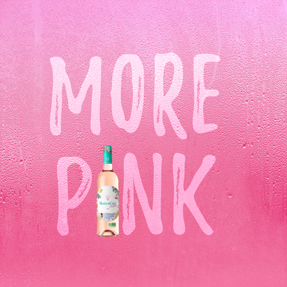 Im Vordergrund steht eine Flasche rosé Wein, während der Hintergrund in einem sanften Pink leuchtet und den Text 'MORE PINK' zeigt.