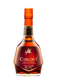 Ein edler Carlos I Brandy, der in einer kunstvoll gestalteten Flasche präsentiert wird, perfekt für besondere Anlässe und Feiern.