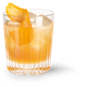 Ein stilvoller Drink in einem klaren Glas, das mit Eis gefüllt ist und eine leuchtend orangefarbene Garnitur hat.