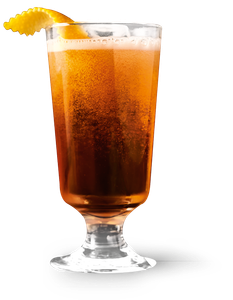 Ein elegantes Glas mit einem sprudelnden, bernsteinfarbenen Getränk, garniert mit einer Zitrusschale an der Kante.