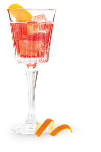 Ein stilvolles Cocktailglas, gefüllt mit einem prickelnden, roten Getränk, dekoriert mit einer Orangenschale und Eis.