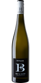 Die Flasche mit dem Etikett 'Sky & Sand' strahlt Eleganz aus und hebt sich durch ihre klare, grüne Glasfarbe hervor.
