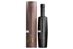 Ein edles Whisky-Set mit der Flasche Octomore 15.2 und einer stilvollen Verpackung, die zusammen ein luxuriöses Bild ergeben.