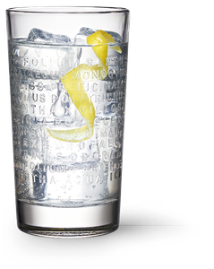 Sprudelnde klare Flüssigkeit in einem kunstvoll gravierten Glas, ergänzt durch Eiswürfel und einen frischen Zitronenakzent.