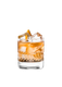 Ein ansprechendes Getränk in einem dekorativen Glas, gefüllt mit Eis und einer Orangenscheibe, vor einem einfarbigen Hintergrund.