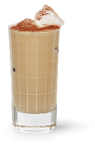 Ein Glas mit einem köstlichen, kalten Kaffeegetränk, das mit einer Sahnehaube und Kakaopulver dekoriert ist.