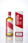Eine Flasche amerikanischen Single Malt Whiskeys steht neben einer eleganten Verpackung mit rotem und weißem Design.