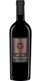 Ein hochwertiger Rotwein in einer schlanken Flasche, die mit einem auffälligen Etikett und dem Schriftzug 'Vigne Vecchie' verziert ist.