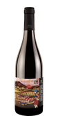 Eine Flasche Rotwein mit einem bunten Etikett, das eine traditionelle Traubenlese am Ätna darstellt, mit fröhlichen Arbeitern.