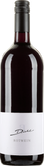 Eine elegante Flasche Rotwein mit einem schlichten, weißen Etikett und dem Namen 'Diehl' in geschwungener Schrift.
