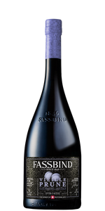 Eine elegante Flasche mit lila Kappe, die die Spirituose 'Vieille Prune' von Fassbind zeigt, seit 1846 hergestellt.