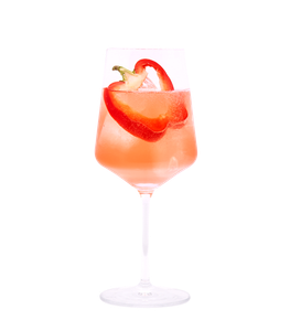 Rosafarbener, perlender Drink mit Eiswürfeln und einer Scheibe roter Paprika als Garnitur in einem hohen Stielglas vor weißem Hintergrund.