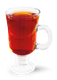 Ein Glas mit dampfendem Tee, das eine Orangenscheibe enthält, steht auf einem Untersetzer und lädt zum Genießen ein.