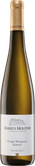 Ein hochwertiger Riesling in einer schlanken Flasche, die mit einer goldenen Kapsel und einem kunstvollen Etikett verziert ist.
