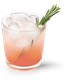 Ein Glas mit einem pinken Getränk, gefüllt mit Eis und garniert mit frischem Rosmarin, strahlt Sommerfrische aus.