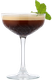 Ein elegantes Cocktailglas mit einer Schicht aus dunklem Kaffee und einer cremigen Schicht oben, garniert mit einem Minzblatt.