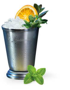 Ein silberner Becher mit Eis, frischen Minzblättern und einer Orangenscheibe, der eine einladende und erfrischende Atmosphäre schafft.