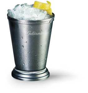 Ein eleganter, silberner Becher mit Eiswürfeln und einer Zitronenscheibe, beschriftet mit 'Geldermann'.