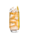 Ein Glas mit einem eisgekühlten Getränk, das durch Eiswürfel und einen Zitronenschnitz verziert ist, vor einem einfarbigen Hintergrund.