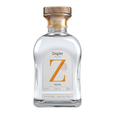 Eine elegante Flasche mit klarer Flüssigkeit und einem Holzverschluss, beschriftet mit 'Ziegler Marille'.