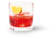 Das Glas zeigt ein köstliches rotes Getränk, das durch Eiswürfel gekühlt wird und mit einer Orangenscheibe verziert ist.