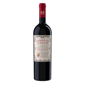 Ein stilvoller Rotwein in einer schlanken Flasche, die mit einem dekorativen Etikett und einem roten Verschluss versehen ist.