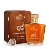 Ein edles Flaschendesign von Grappa di Barolo, umgeben von einer dekorativen Holzbox und einem Glas, strahlt Luxus aus.