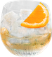 Ein Glas mit einem erfrischenden Getränk, gefüllt mit Eiswürfeln und garniert mit einer Orangenscheibe.