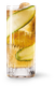 Ein erfrischender Cocktail in einem hohen Glas, dekoriert mit Gurkenscheiben und einem Eiswürfel, der für Sommerstimmung sorgt.