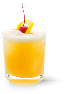 Ein Cocktail mit einer schaumigen Oberseite, serviert in einem Glas, verziert mit einer Kirsche und einer gelben Zitronenscheibe.