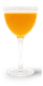 Ein elegantes Glas mit einem goldenen Getränk, das eine schaumige Schicht an der Oberfläche hat.