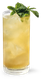 Ein kühles, gelbliches Getränk in einem langen Glas, dekoriert mit einem Zweig frischer Minze auf der Oberseite.