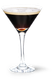 Ein stilvolles Martini-Glas, gefüllt mit einem dunklen, schaumigen Getränk, das an einen Espresso Martini erinnert.
