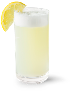 Ein erfrischendes Glas mit einem hellgelben Getränk, gekrönt von einer Schicht Schaum und einer Zitronenscheibe am Rand.