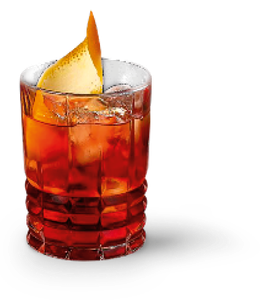 Ein Cocktail mit einer leuchtend roten Farbe, serviert in einem facettierten Glas, verziert mit einer spiralförmigen Orangenschale.